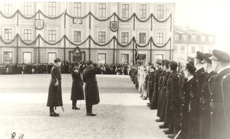 Парады проводились по всей Эстонии. На фото военный парад в Тарту 24 февраля 1939 г.