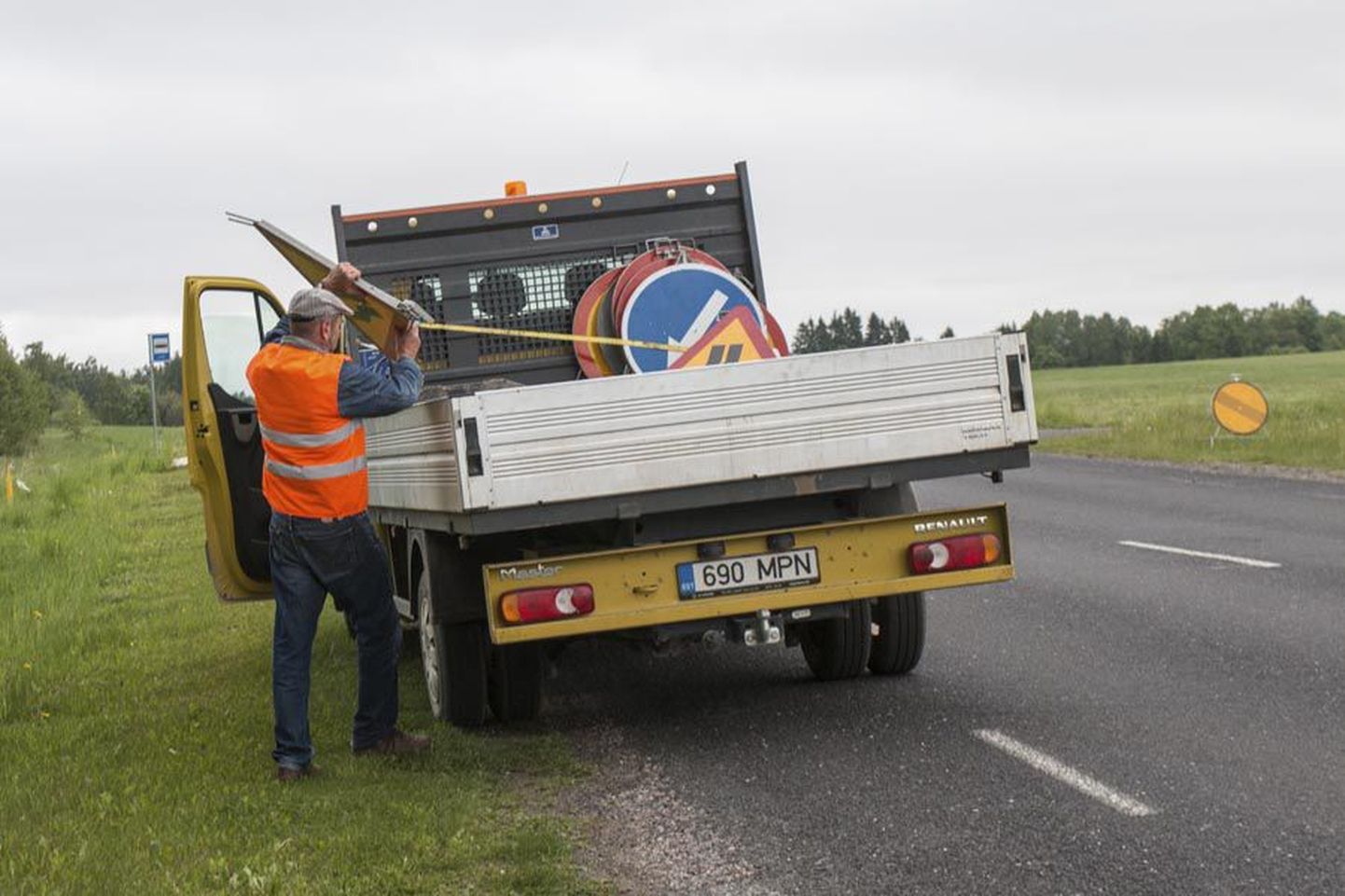 Neljapäeval lõpetasid töölised Viljandi ja Ramsi vahel maanteekatte parandamise. Samasugust tööd tuleb lähipäevil teha veel mitmel pool maakonnas.