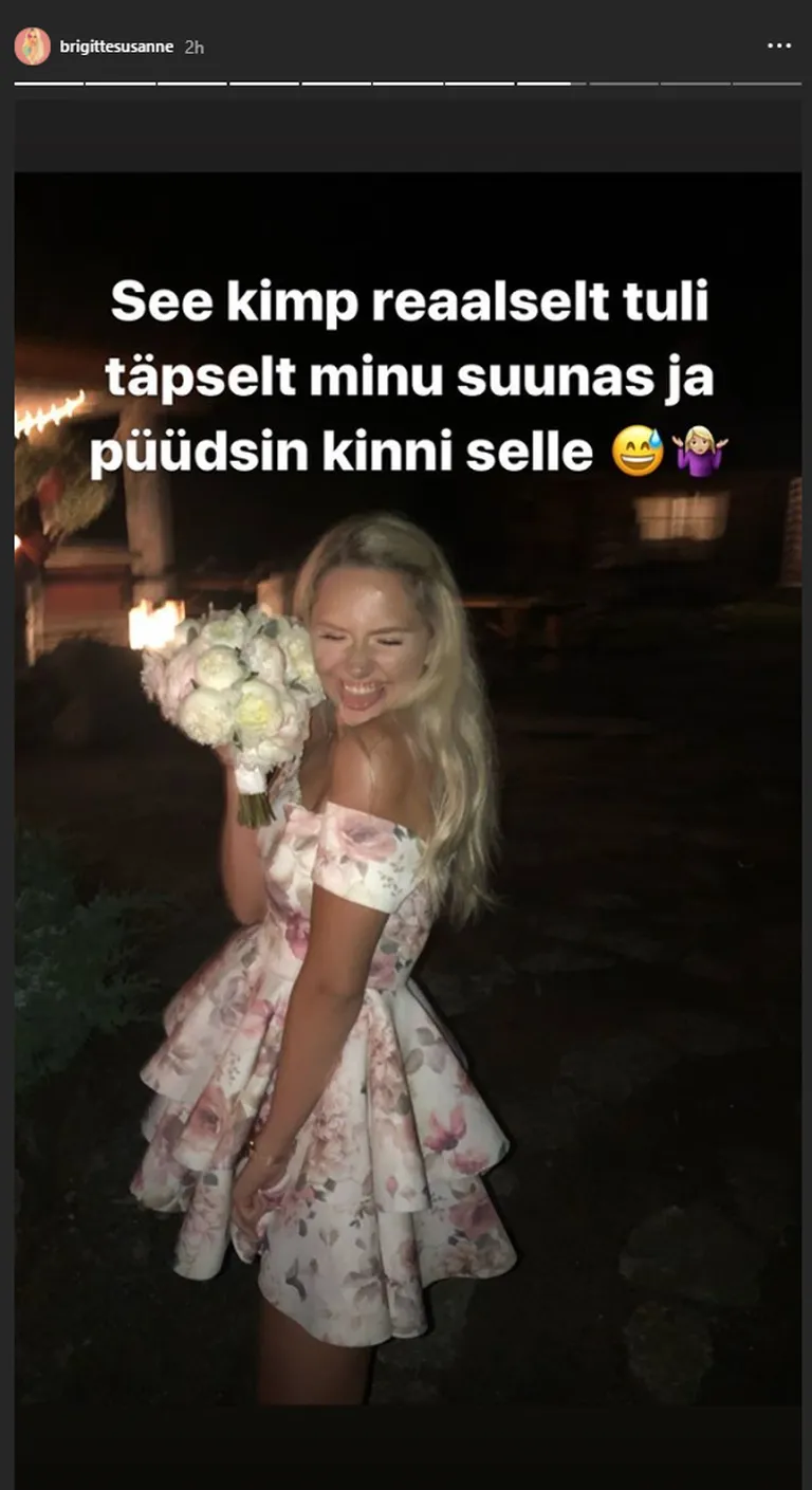 Õnnelik Brigitte Susanne Hunt pärast pruudikimbu püüdmist.