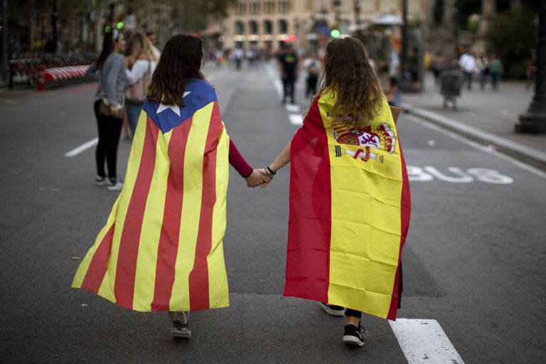 Молодые каталонцы протестуют против того, что власти Испании решили подавить референдум силовыми методами. / Scanpix