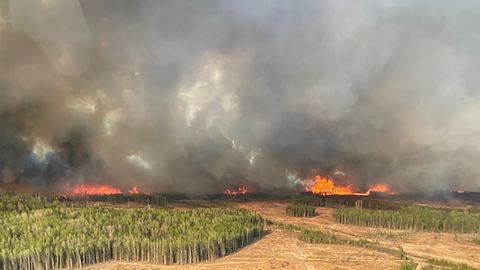 Kanadalased pagevad riigi loodeosa laastavate metsapõlengute eest