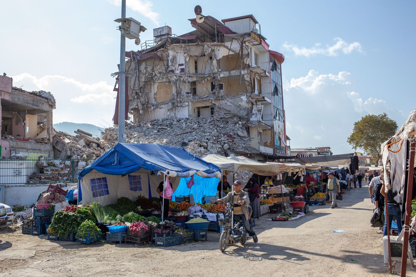 Многие здания до сих пор лежат в руинах в городе Антакья, который оказался в эпицентре землетрясения. Фото сделано 3 ноября 2023 года.