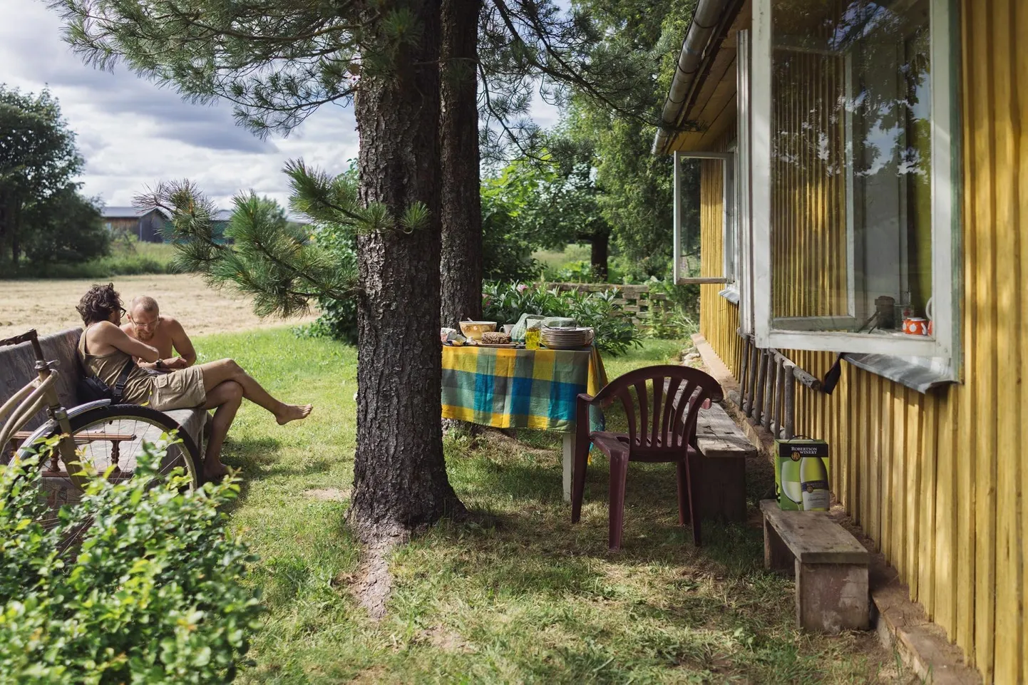 Tõnu Runnel jäädvustab oma fotodel ja lühikestes tekstides tavalist, argipäevast Eestit. Raamatu kaanefoto.
