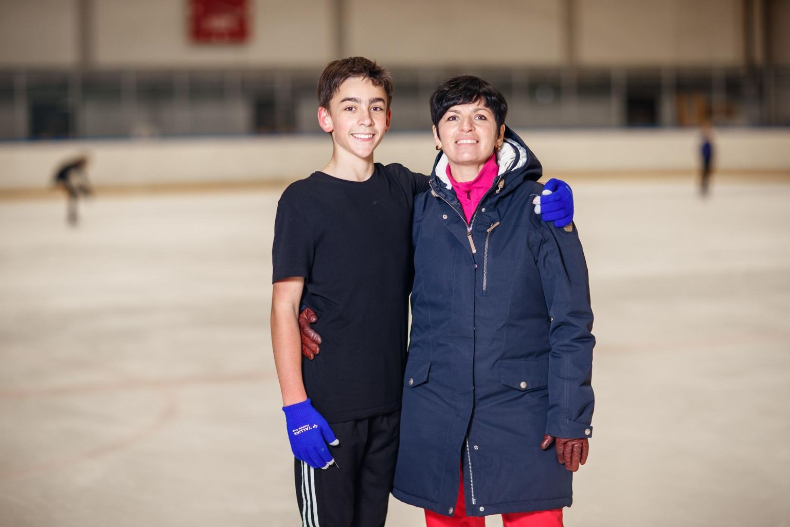 Iluuisutamistreener Anna Levandi ning tema 14-aastane poeg Arlet peavad plaani, kuidas ühendada saavutussport ja haridustee.
 
