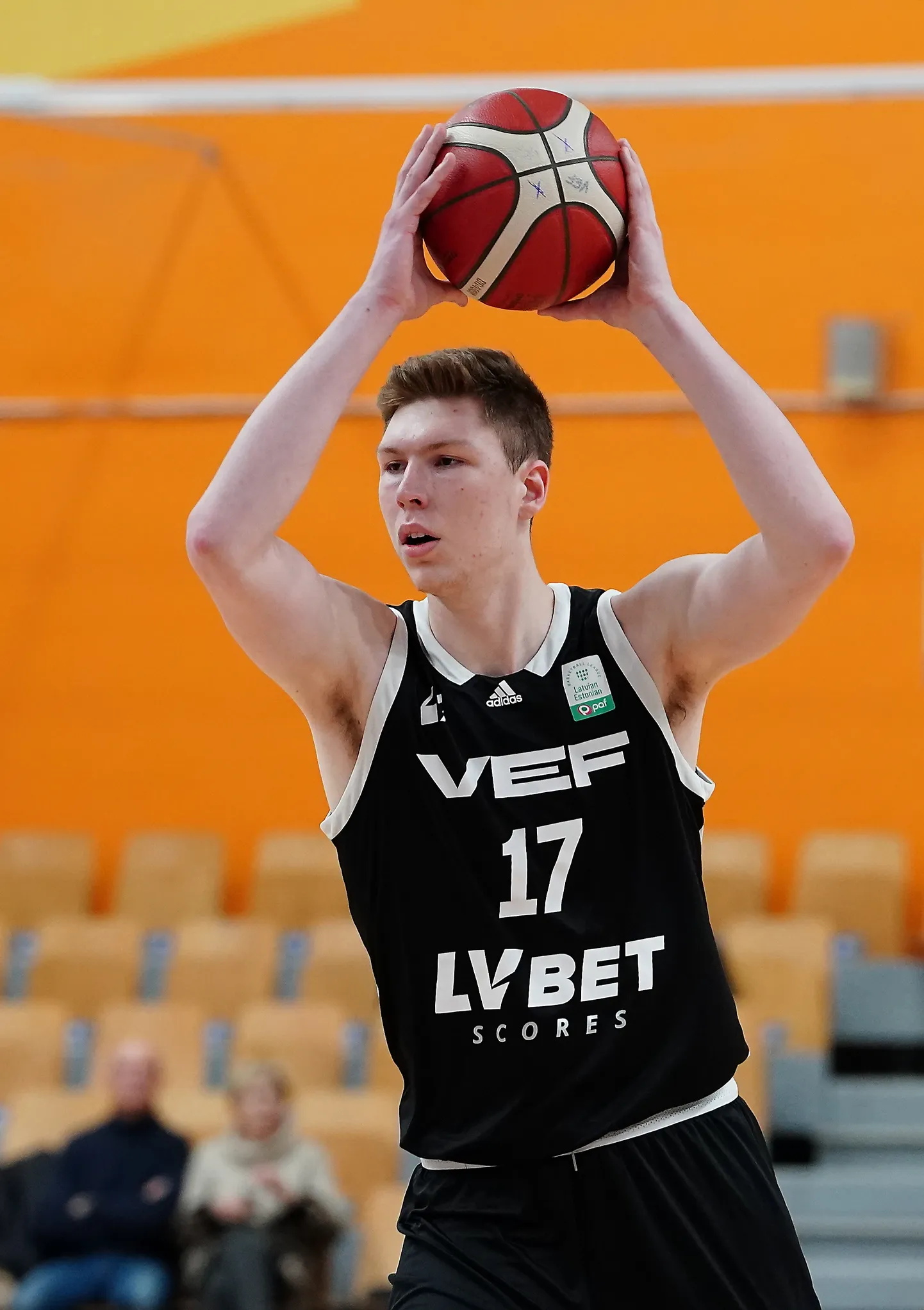 "VEF Rīga" spēlētājs Pēteris Pinnis (nr.17, melnā tērpā)