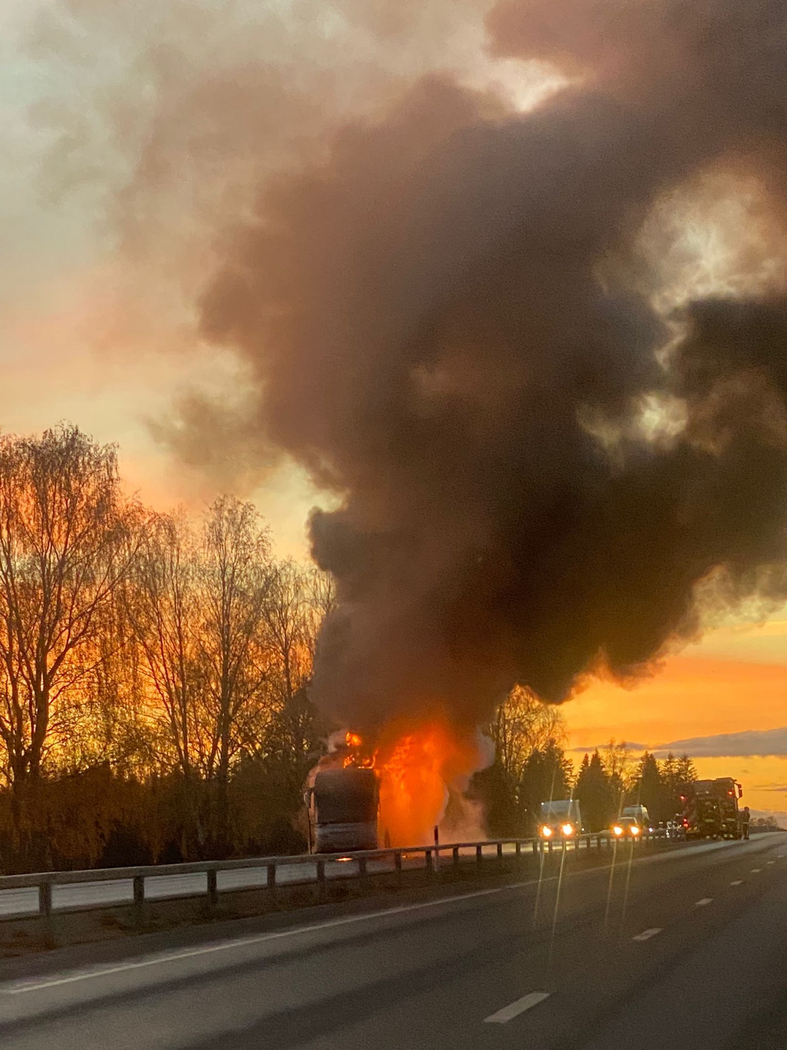 В воскресенье вечером в деревне Саусте на шоссе Таллинн-Нарва сгорел большой пассажирский автобус фирмы Ekspress-Auto L.