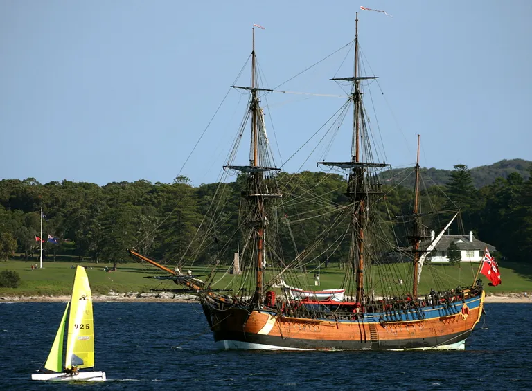 18. sajandi Briti maadeavastaja, kapten James Cooki laeva HMS Endeavour koopia Austraalia Botany Bays
