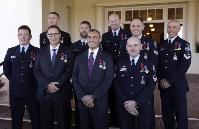 Austraalia päästjad, kes osalesid Tai jalgpallipoiste päästmises. Ees Craig Challen(keskel) ja Richard Harris (vasakul)
