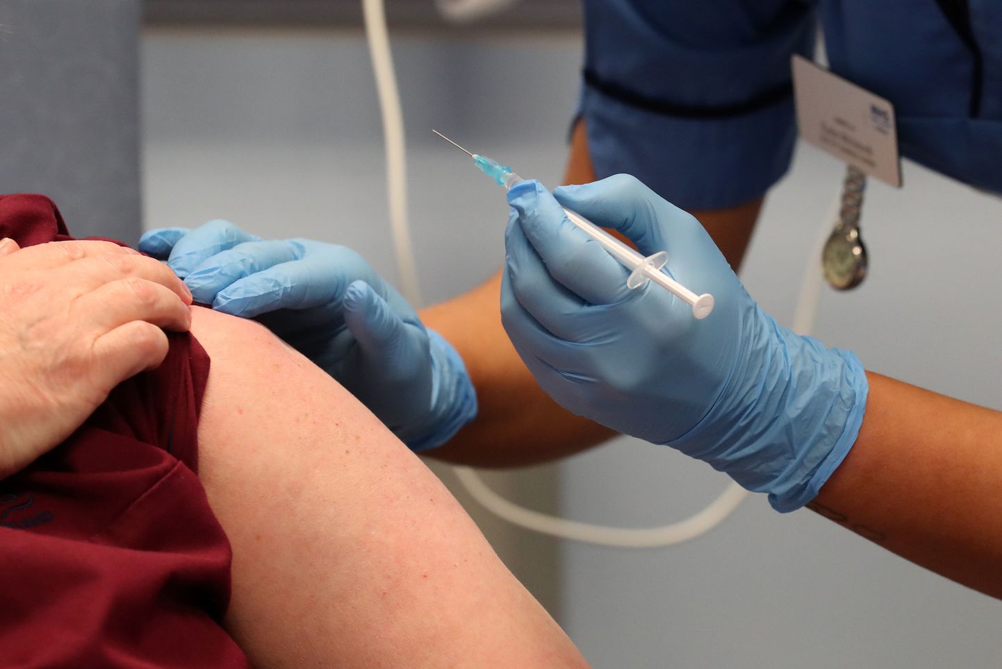 Mediķis skotijā saņem Pfizer/BioNTech izstrādāto Covid-19 vakcīnu. Ilustratīvs attēls