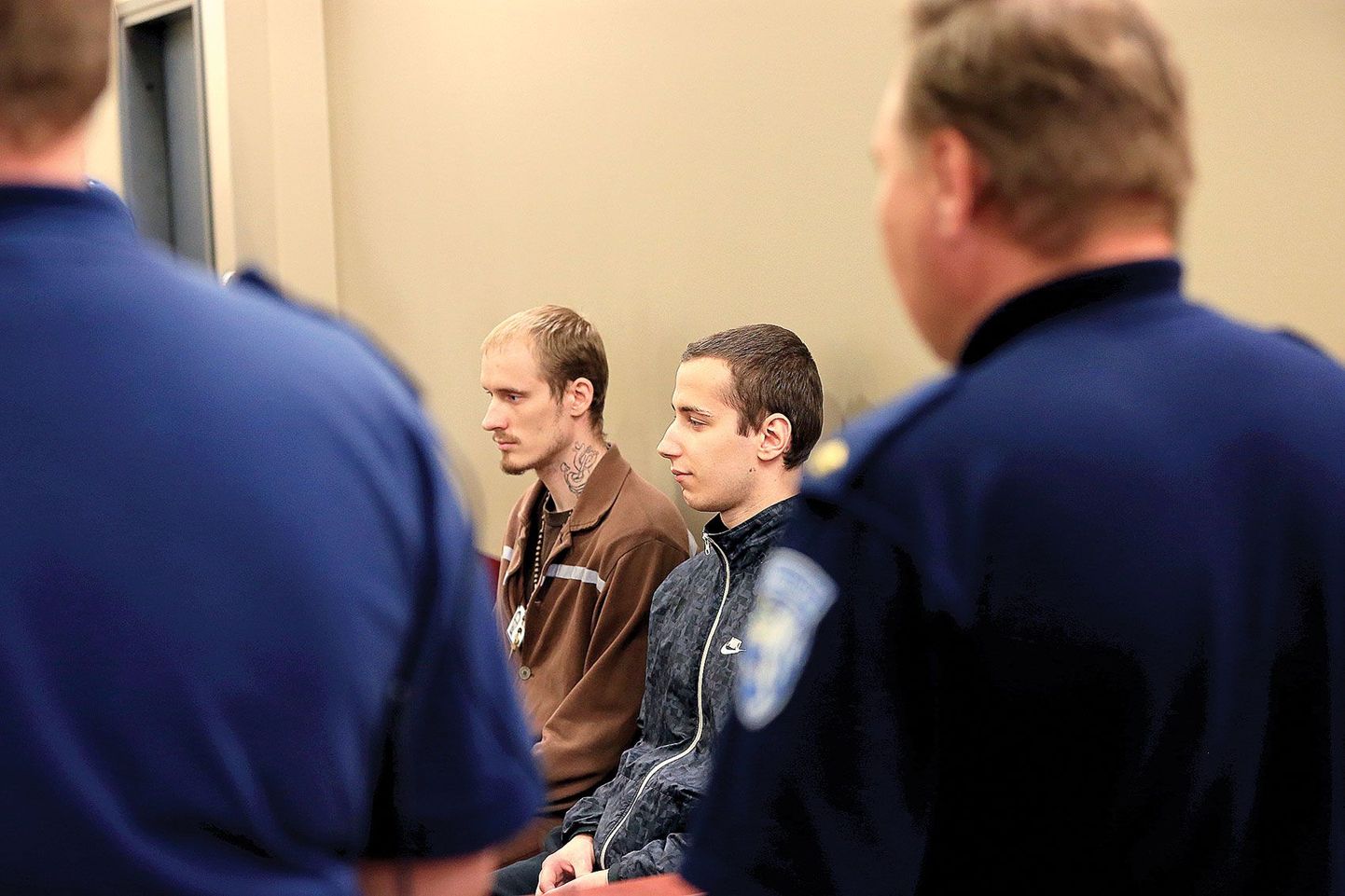 Andrias Liivat (vasakul) toodi eile kohtuistungile otse vanglast, kus ta kannab karistust mootorsõiduki loata juhtimise eest. Margus Laas on pärast märtsikuist peksmisjuhtumit vahi all.