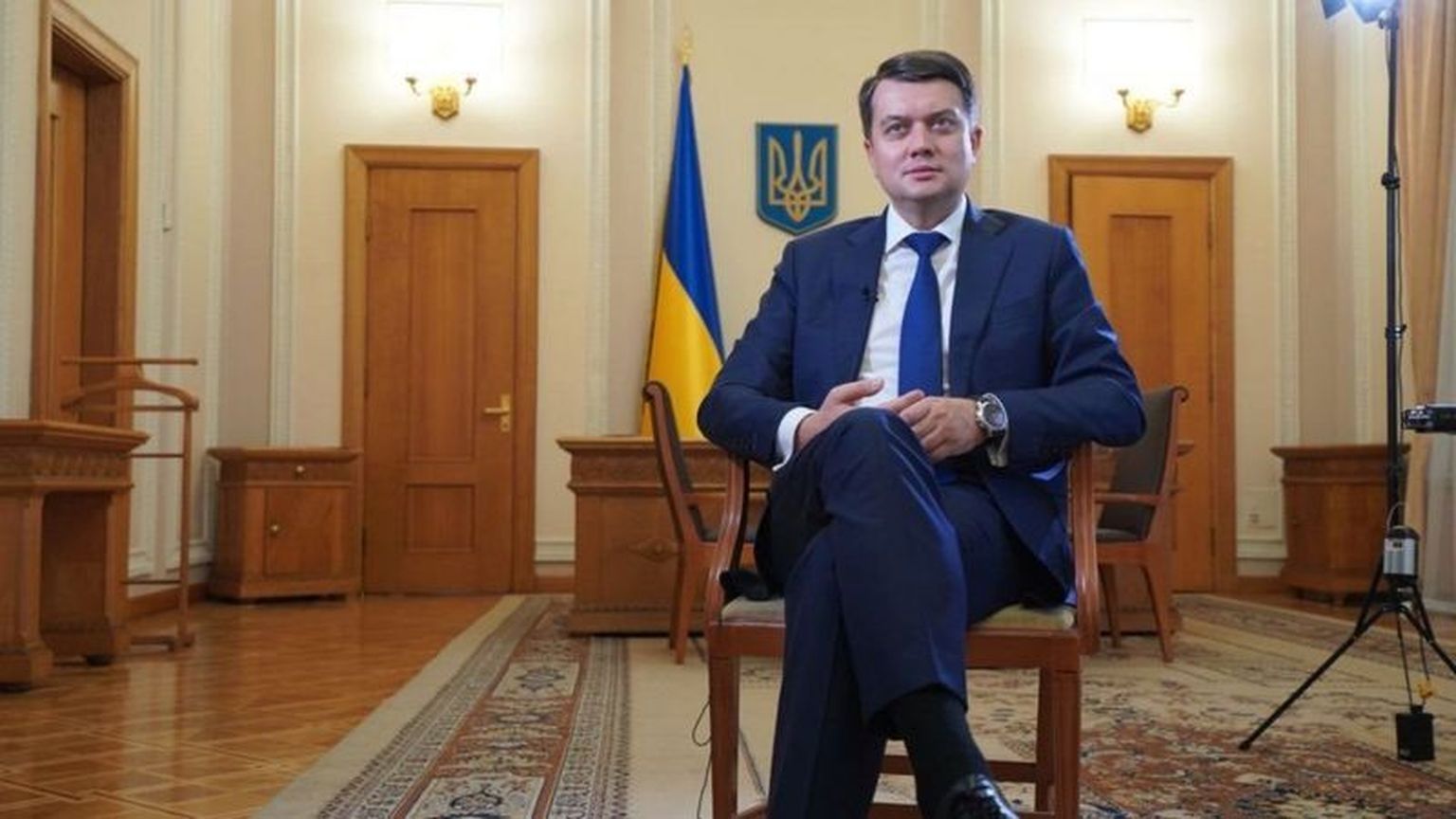Экс-спикер Рады Дмитрий Разумков дал Би-би-си первое интервью после своей отставки и последнее в кабинете главы украинского парламента.