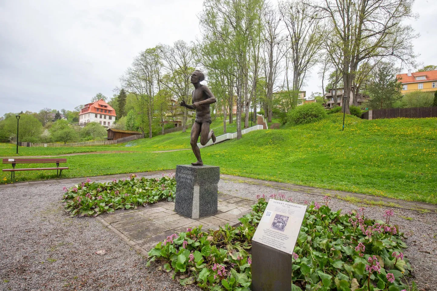 18. aprillil asetleidval 40. Hubert Pärnakivi jooksul silkavad õpilased jooksulegendi ausamba juurest Jakobsoni kooli staadionile.
