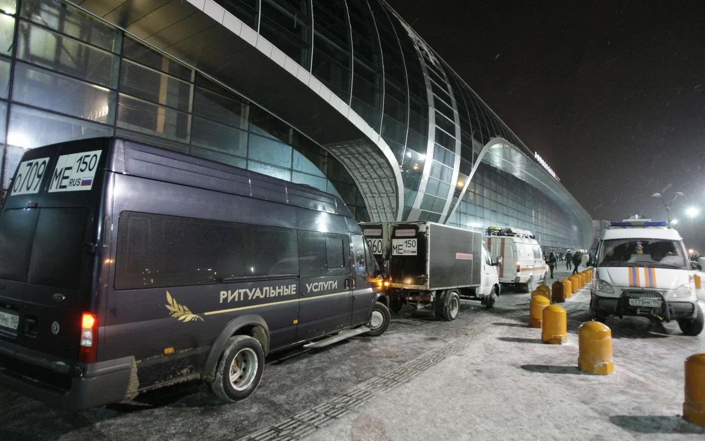 Domodedovo lennujaama ees seisavad matuseteenuste- ja kiirabiautod.
