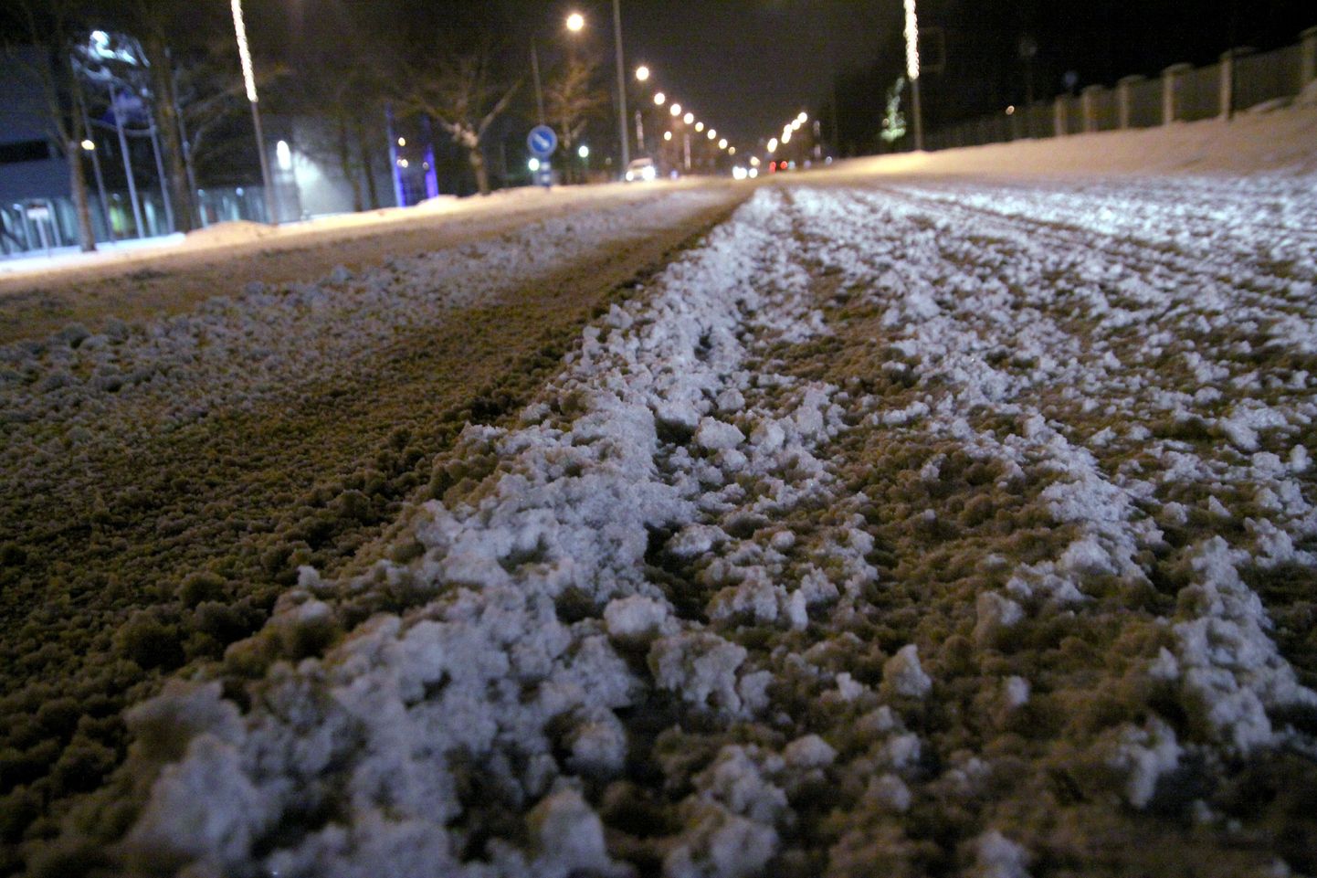 Saaremaal on tänase ööga maha sadanud 30 sentimeetrit lund ja teeolud keerulised.