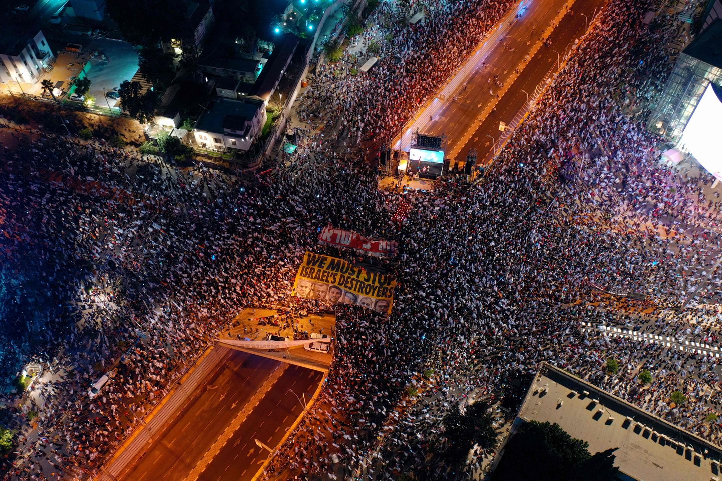 Iisraeli meeleavaldajad Tel Avivi tänavail laupäeval, 1. juulil.