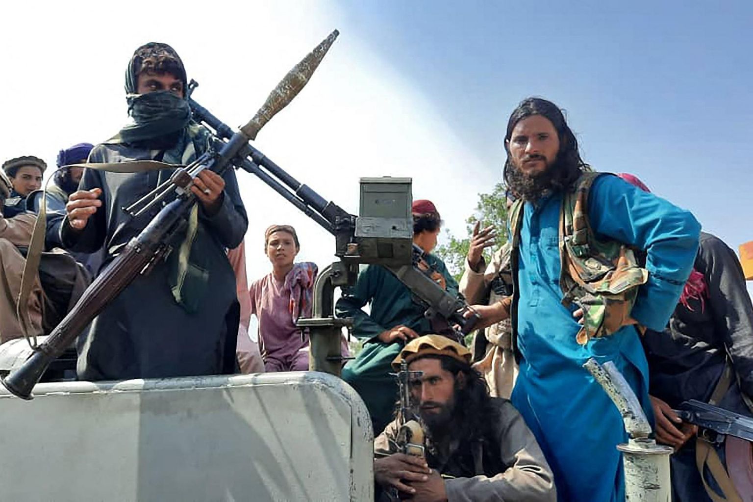 Talibani võitlejad eile Laghmani provintsis umbes poolel teel Kabuli ja Jalalabadi vahel. Islamiliikumise pealetung on olnud kiire ja tulnud paljudele üllatusena. 