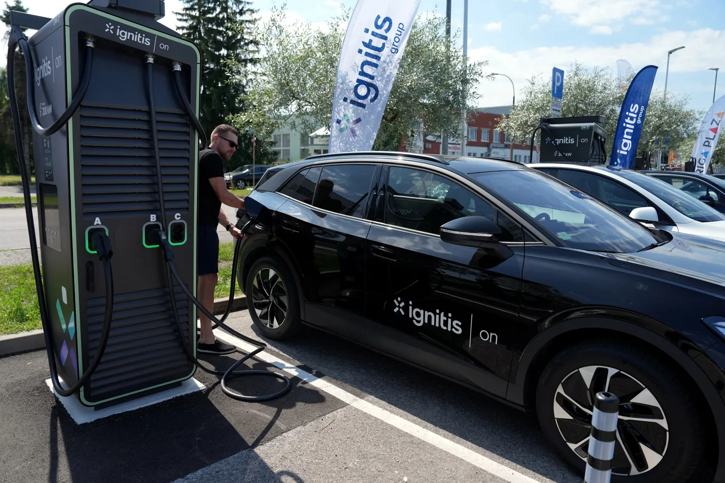 Ignitis ON elektriauto laadimiskeskus ''Rīga Plaza'' Lätis.