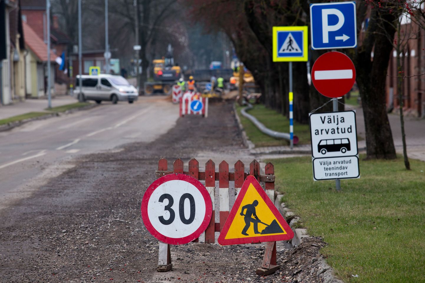 Tänasest hakkavad Viljandis Tallinna ja Vaksali tänaval ettevalmistustööd sügiseste kaevekohtade asfalteerimiseks.
