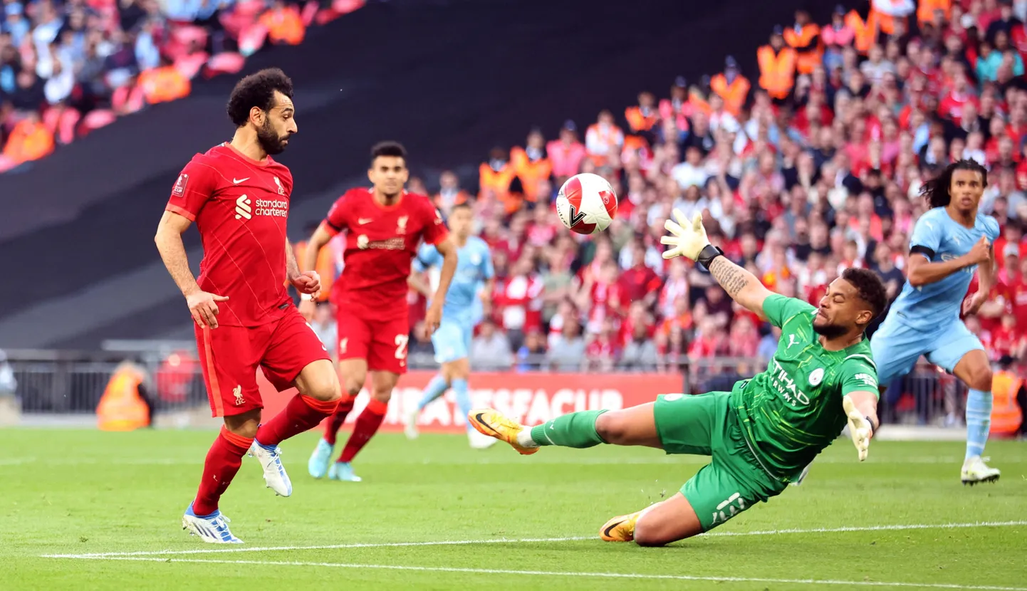 Liverpooli ründaja Mohamed Salah (vasakul) Manchester Cityi väravavaht Zack Steffen.