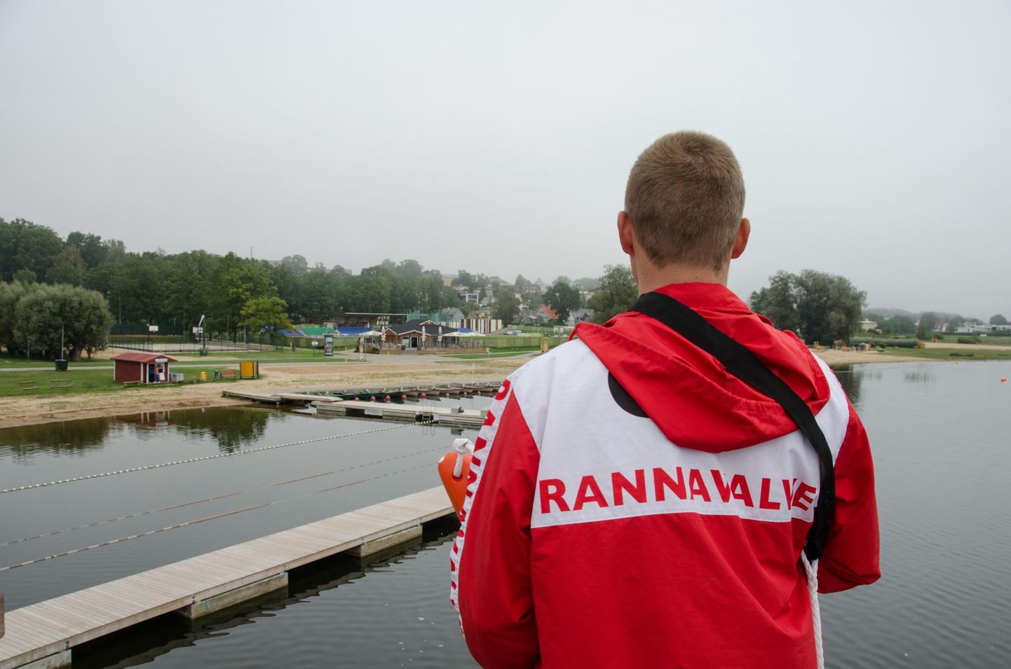 G4S-i rannavalvur Toomas Vokk pidas 31. augustil Viljandi järve ääres valvet viimast päeva. Ta hindas, et suvi möödus üldiselt hästi.