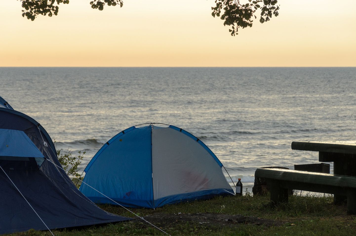Палатка на берегу моря. Фото носит иллюстративный характер.