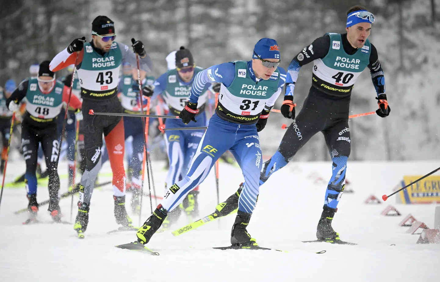 Alvar Johannes Alev (paremal) MK-etapil Rukal, kus ta 20 km (v) sõidus 40. numbri all alustades võitles end lõpuks 27. kohale.
