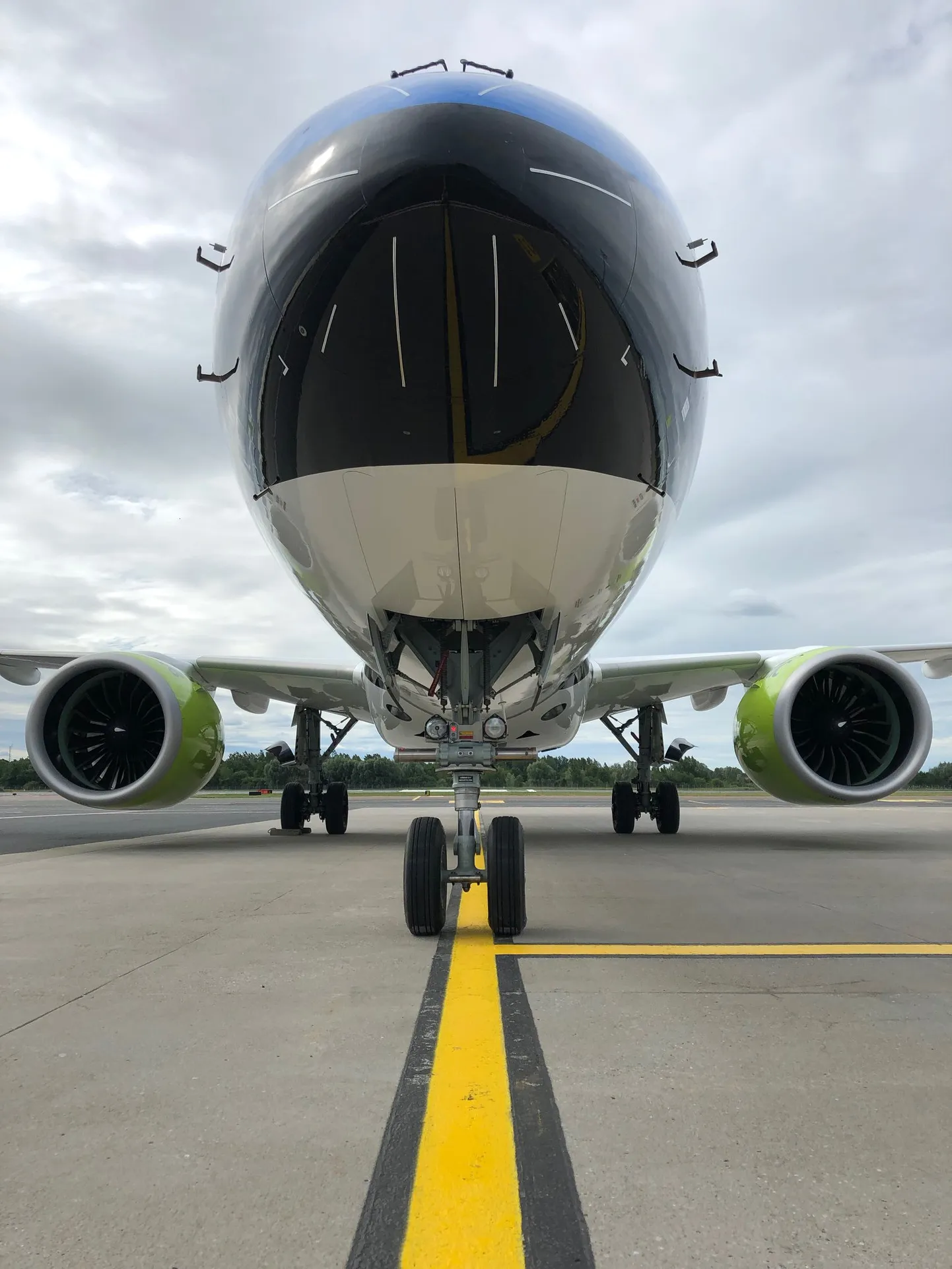Самолет airBaltic, окрашенный в цвета эстонского флага.