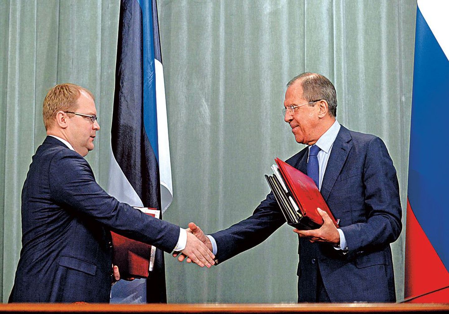 Министр иностранных дел Урмас Паэт (слева) пригласил российского коллегу Сергея Лаврова посетить с визитом Эстонию.