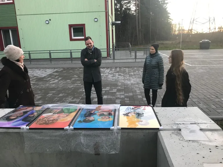 Pärnu noorkunstnik Janne Lapin kinkis Tammiste hooldekodule pildiseeria.