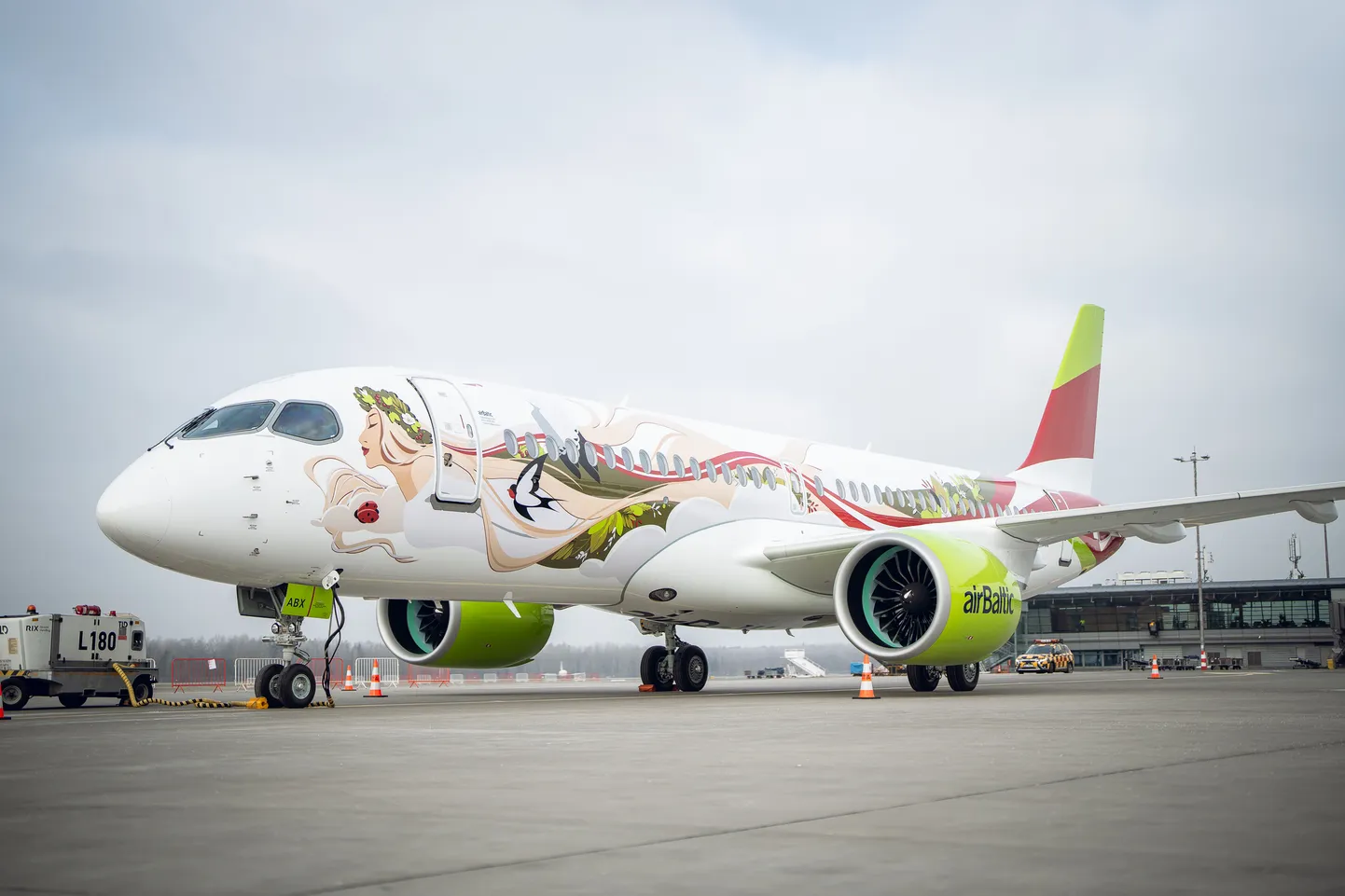 "airBaltic" saņem 50. "Airbus A220-300" lidmašīnu ar īpašo krāsojumu