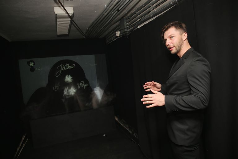 Mihkel-Kristjan Pant ja tema 2D-mäng, mille ees hõljub veeaur.
