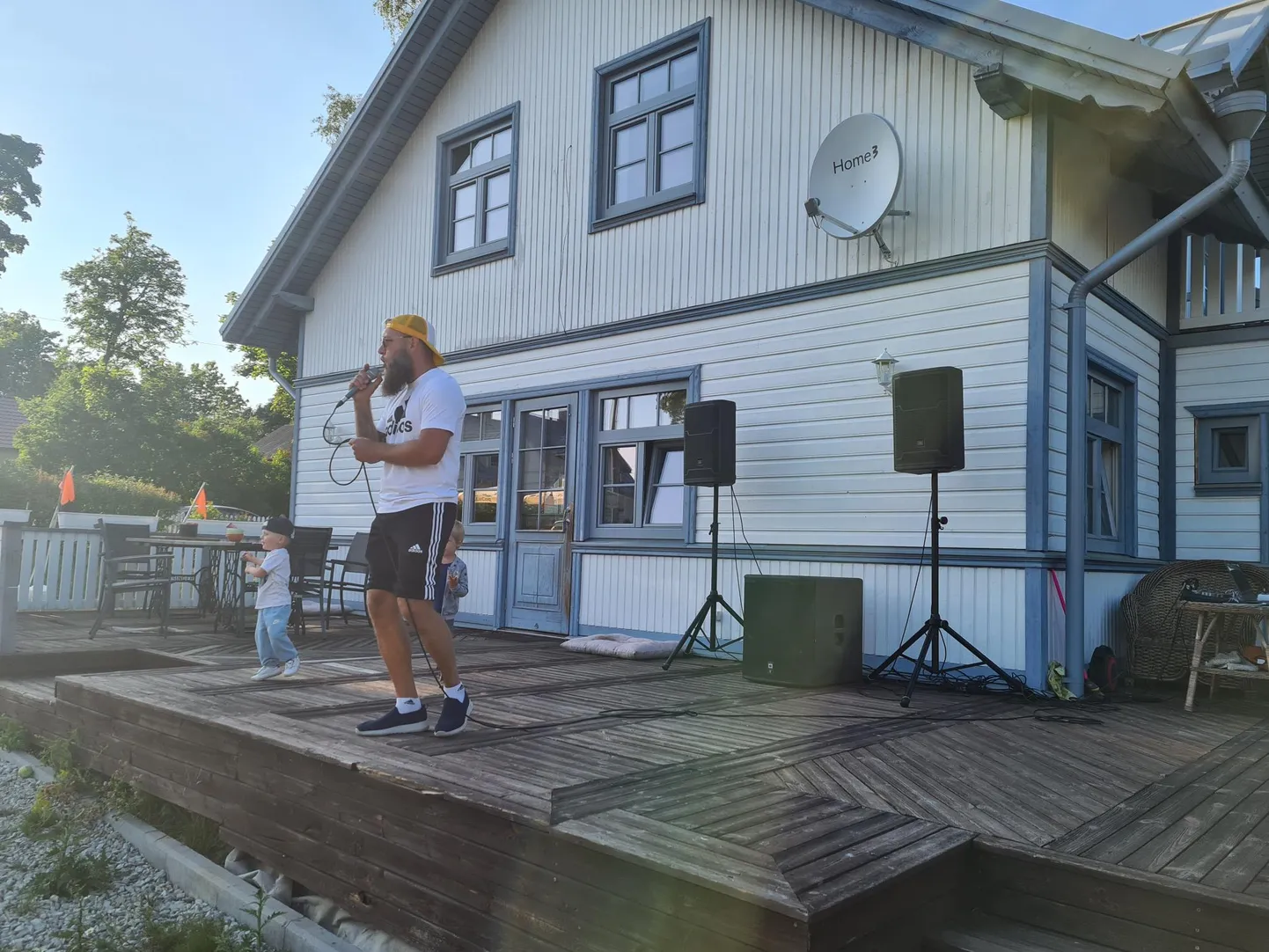 Räppar donpedro_estonia astus üles Tammeka kodukohvikus Käsmus.