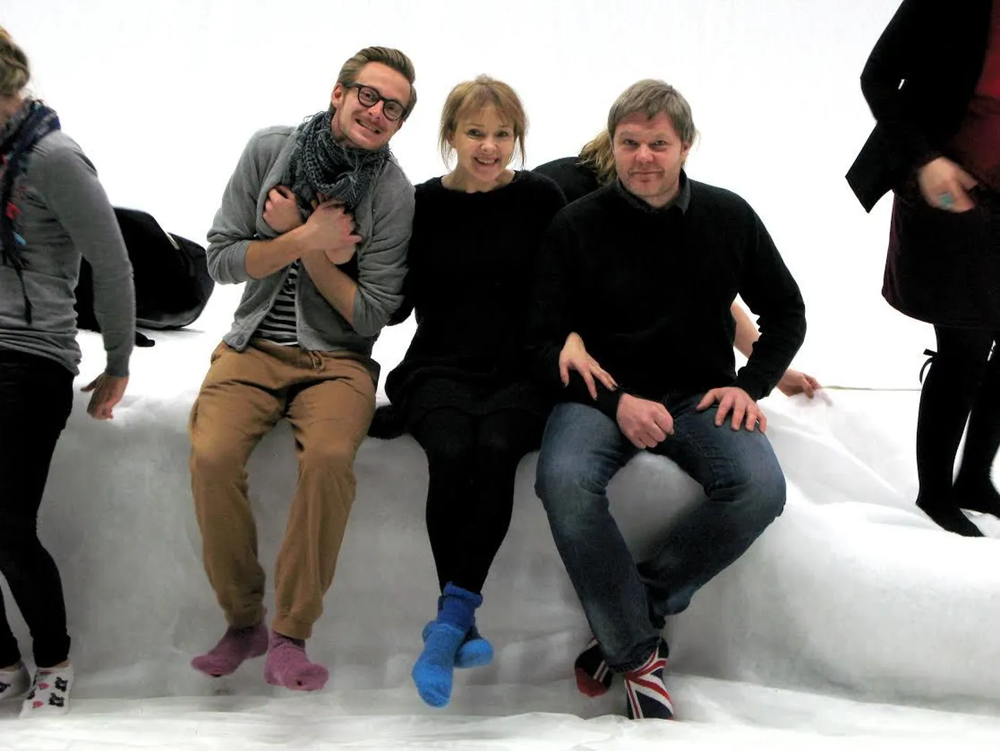 Margus Prangeli lavastatud lasteloos «Kohtume laval täpselt kell kaheksa» mängivad Elina Reinold, Janek Joost, Jaanus Tepomees, Indrek Kruusimaa. Fotol Jaanus Tepomees, Elina Reinold ja Margus Prangel. 
Esietendus 7. detsembril  Vaba Lava teatrisaalis