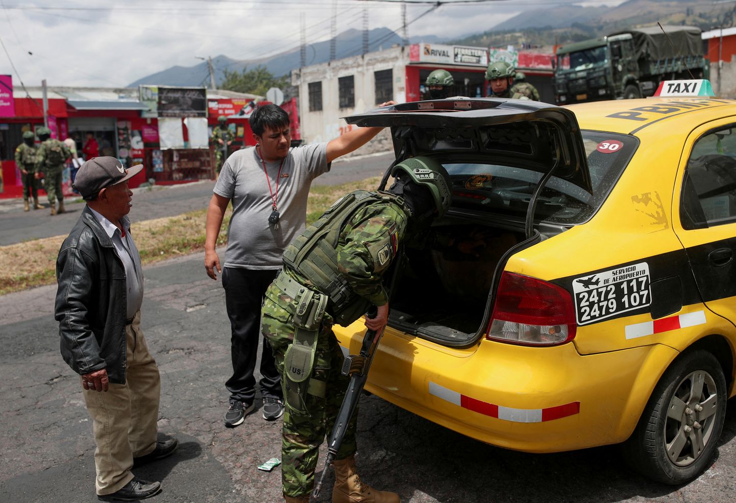 Sõdurid Quitos sõidukeid kontrollimas.