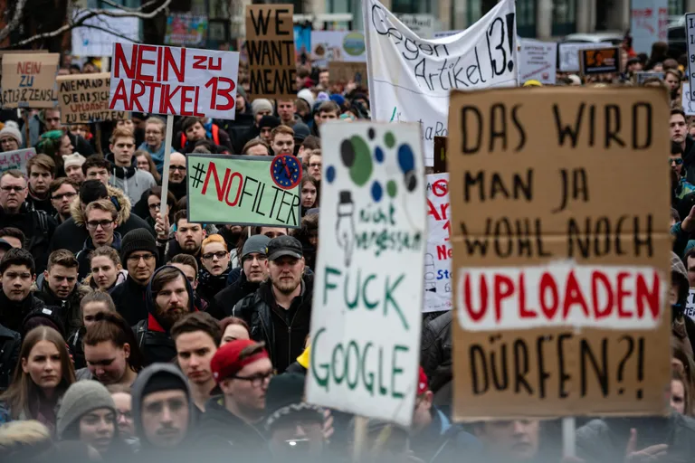 Акция протеста в Германии.  EPA/JENS SCHLUETER
