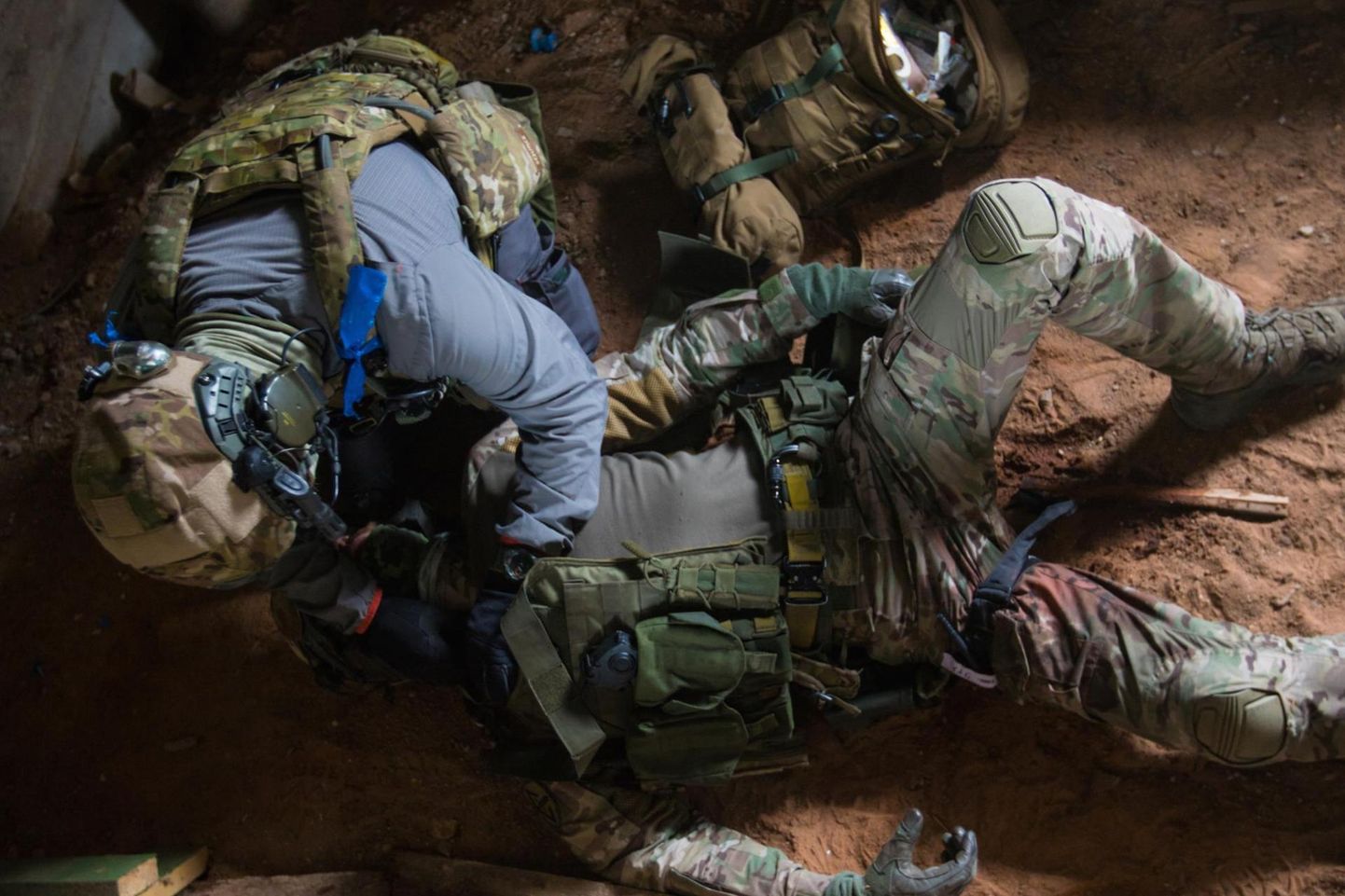 USA eriväelane andmas Moe vallutamisel «viga» saanud kolleegile esmaabi. FOTO: USA Erioperatsioonide Väejuhatus Euroopas
