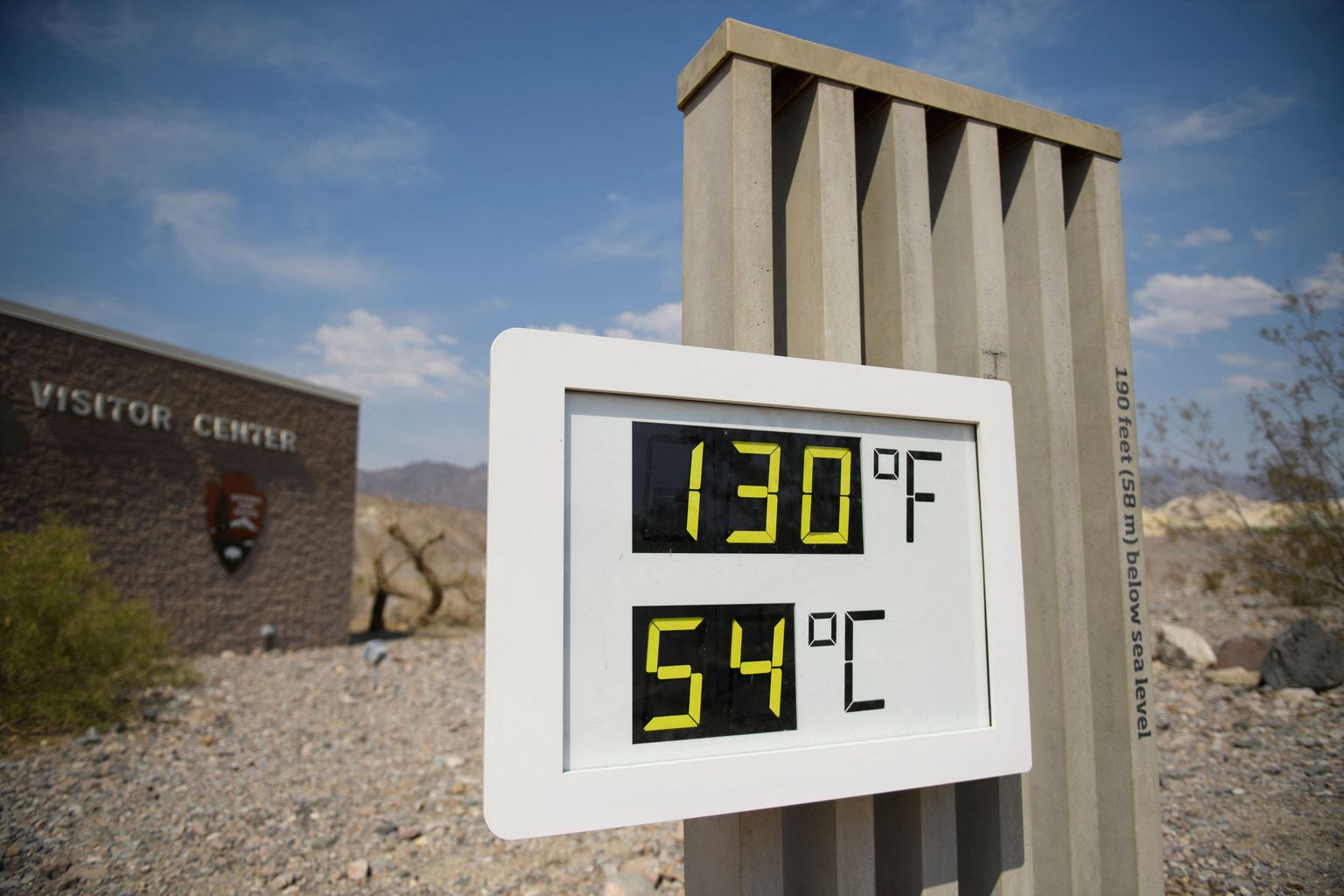 Termomeeter Californias asuva Surmaoru külastuskeskuse juures näitab 54 kraadi Celsiuse järgi.