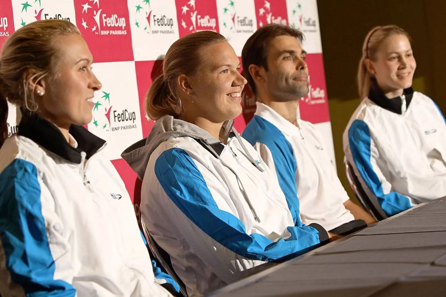 Eestlased esimesel ametlikul pressikonverentsil Hasseltis: (vasakult) Margit Rüütel, Kaia Kanepi, naiskonna kapten Rene Busch ja Anett Schutting. Pildilt puudub Maret Ani.