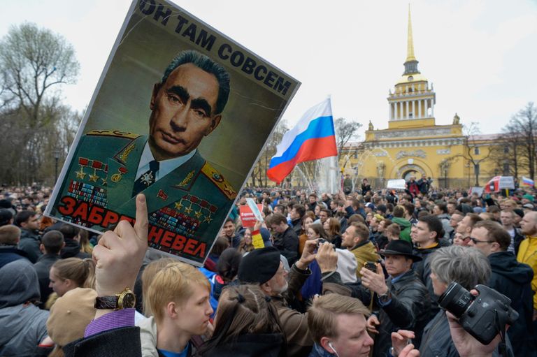 Путин в образе пожилого Брежнева на плакате участников антипутинских протестов накануне инаугурации в 2018 году, когда он как преемник Ельцина стал президентом России в четвертый раз. Санкт-Петербург.