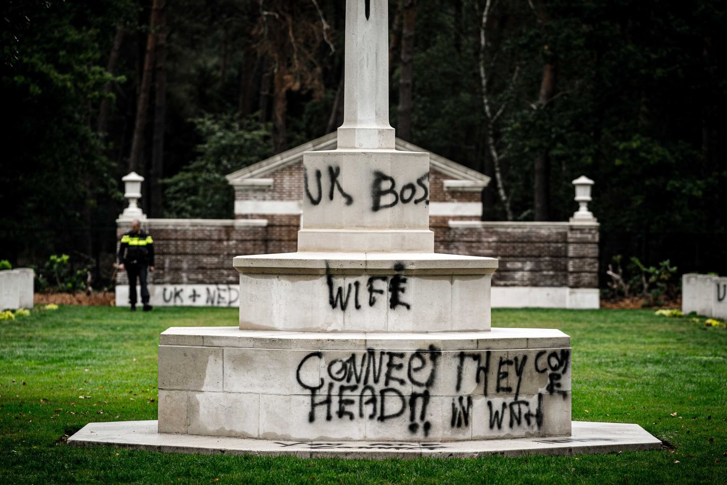 Nīderlandē ar svastikām apķēpāti britu karavīru kapi