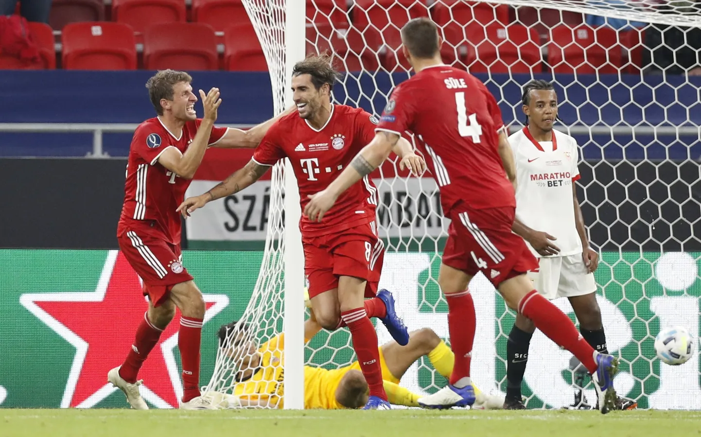 Müncheni Bayerni pallurid tähistamas Javi Martinezi (keskel) tabamust.