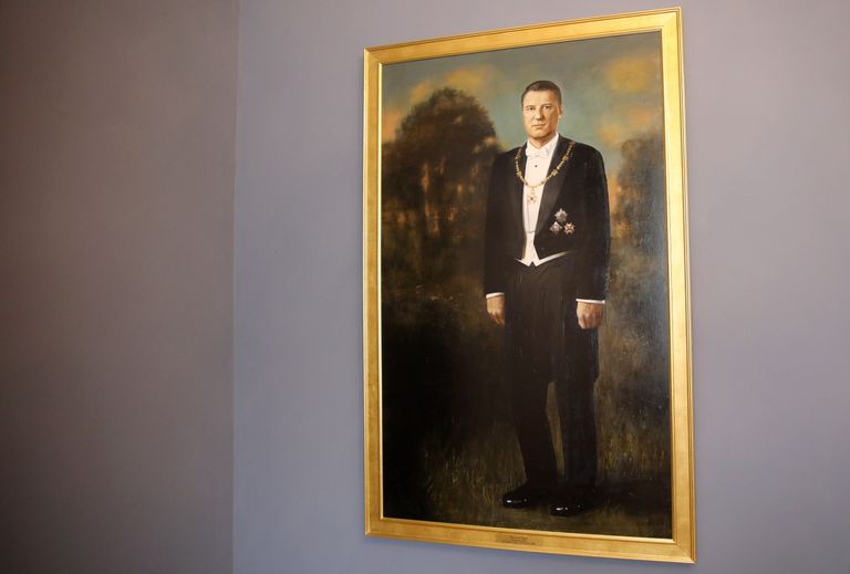 Портрет президента Латвии (2015-2019) Раймонда Вейониса в Портретной галерее президентов Латвийской Республики в Рижском замке.