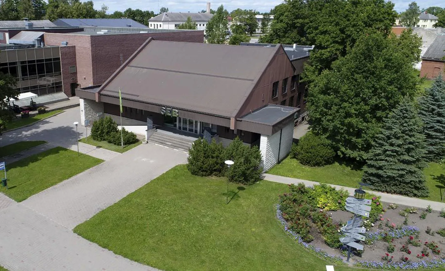 Viljandi linna- ja vallavalitsus ostsid aprillis ära maja, kus praegu töötab pank. SEB-l on rendileping 2019. aasta lõpuni ja enne selle lahkumist veekeskust ehitama hakata ei saa.