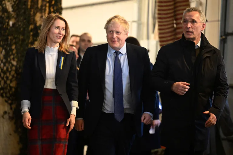 Eesti peaminister Kaja Kallas, Suurbritannia peaminister Boris Johnson ja NATO peasekretär Jens Stoltenberg Tapa sõjaväelinnakus.