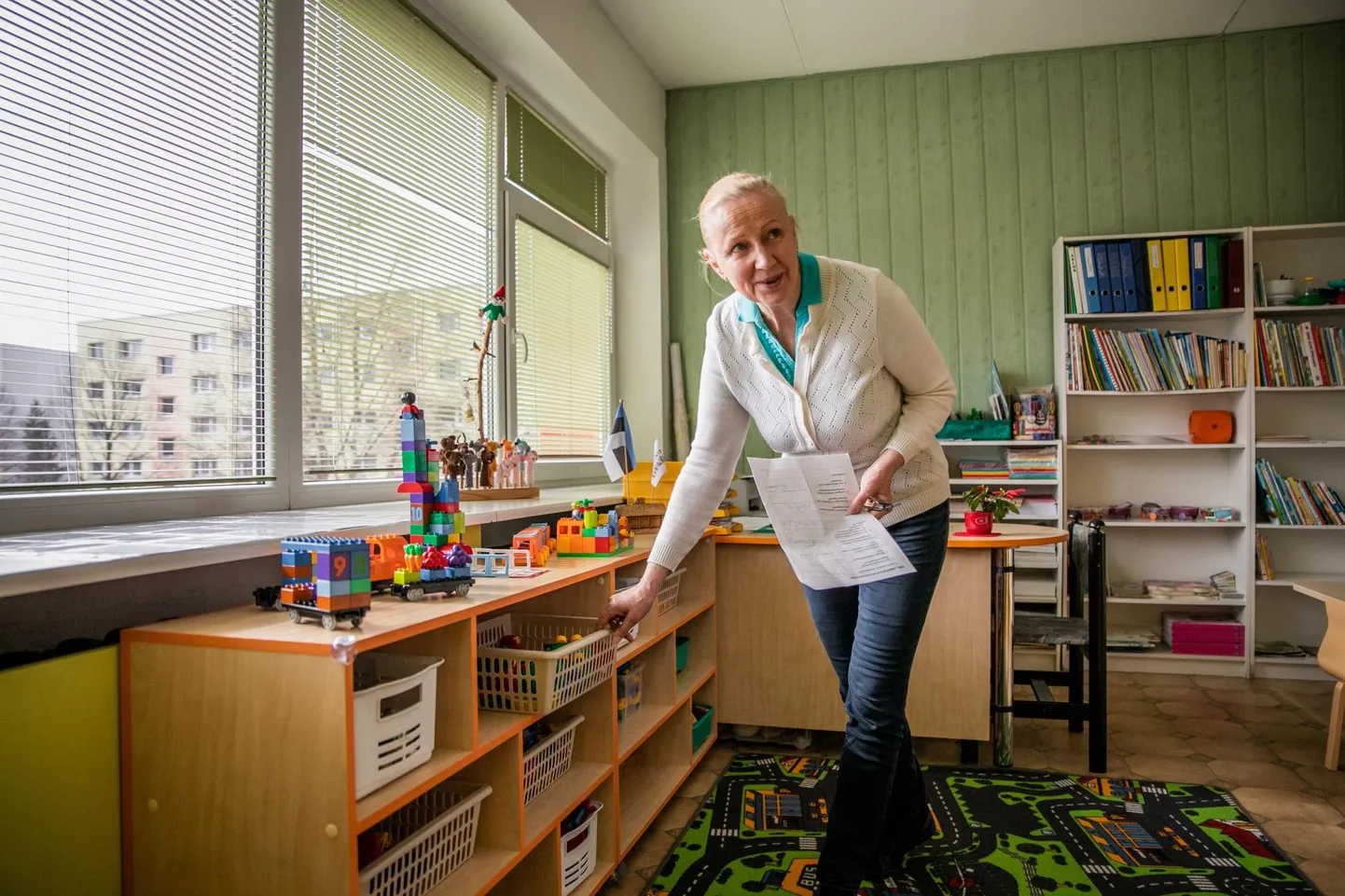 Kemikaalieksperdid alustasid lasteaedade uurimisega juba kevadel. Pildil kontrollib Heli Nõmmsalu Pöialpoisi lasteaia rühmaruume.