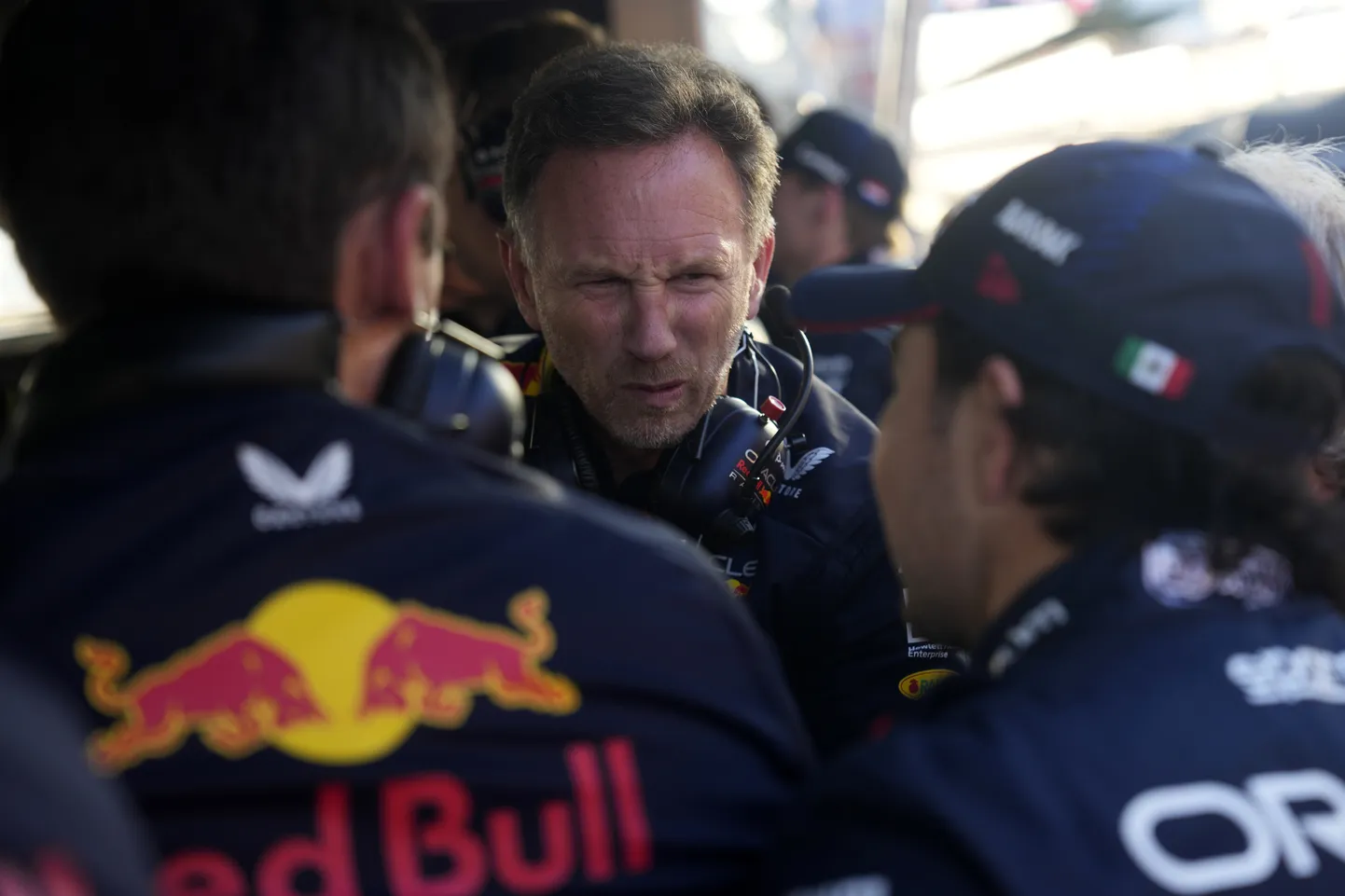 Christian Horner (keskel) ja Sergio Perez (paremal)