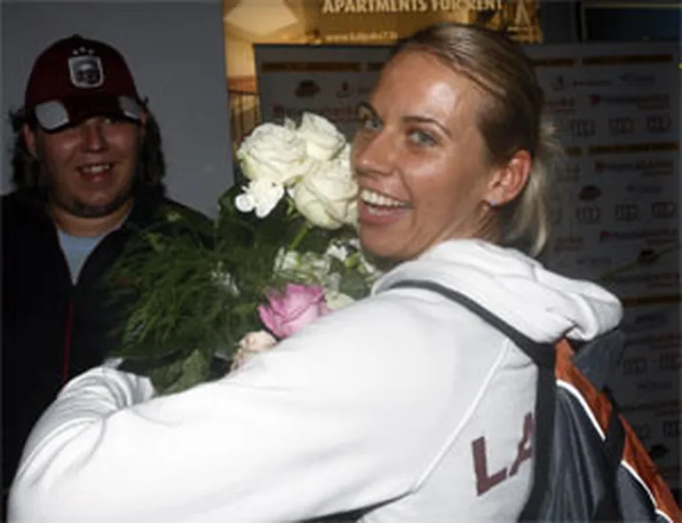 Latvijas valstsvienības MVP Anete Jēkabsone-Žogota tikusi pie sniegbaltām rozēm.