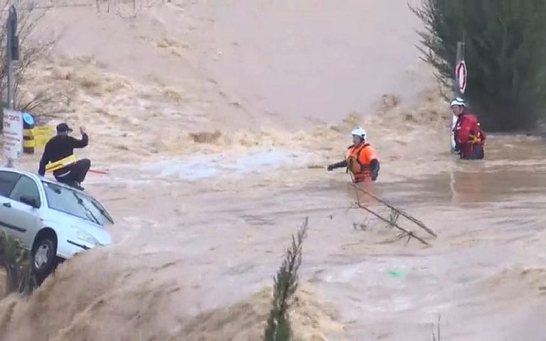 Iisraelis jäi mees tulvavee tõttu autokatusele lõksu ja vajas päästmist