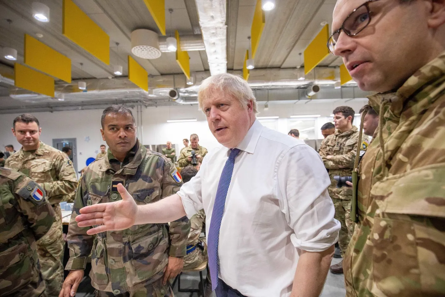 Suurbritannia peaminister Boris Johnson külastamas Tapa sõjaväelinnakut. Tapa sõjaväelinnak suudab vastu võtta ka täiendavalt siia saabuvad sõdurid. 