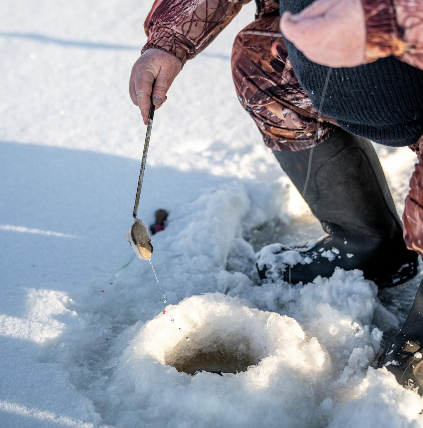 Kalamees mõõtis reedel Pärnu jõel sõudebaasi lähistel jää paksuseks 20 sentimeetrit.